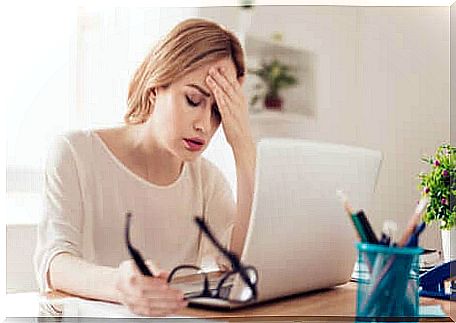 Tired woman in front of the computer.