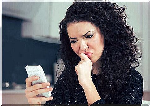 Girl looking puzzled at cellphone, representing bredcrumbing