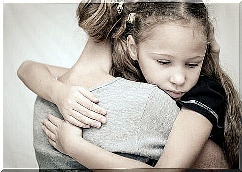 Mother hugs daughter to reduce childhood anxiety