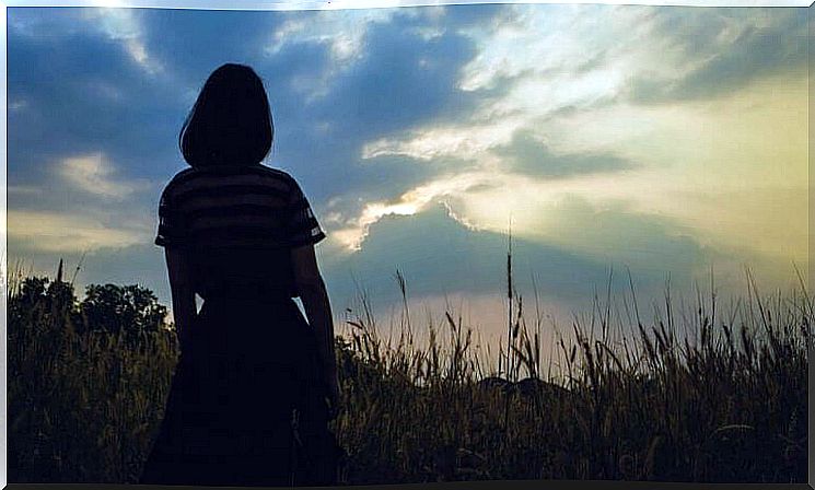 Woman from behind looking at the horizon